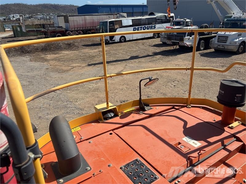 Hitachi ZX225USLC-5 Raupenbagger