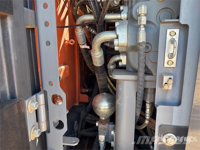 Hitachi ZX225USLC-5 Raupenbagger