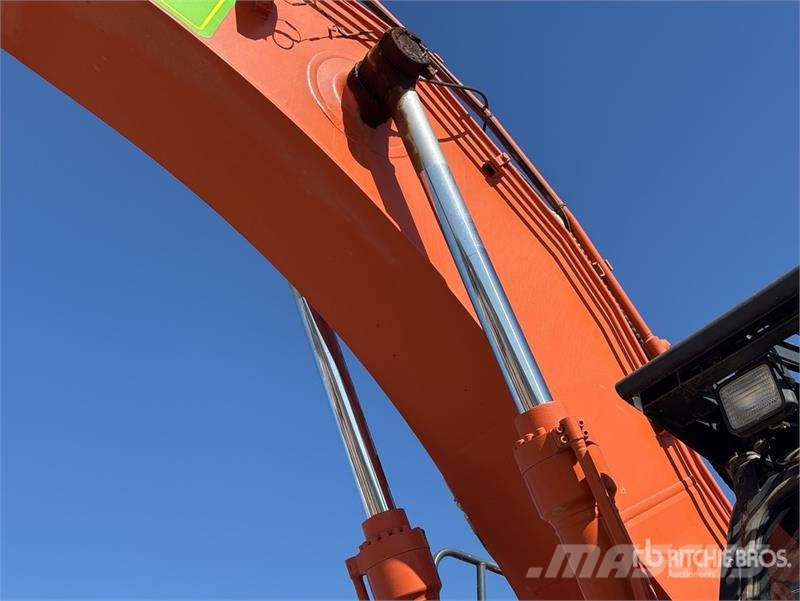 Hitachi ZX225USLC-5 Raupenbagger