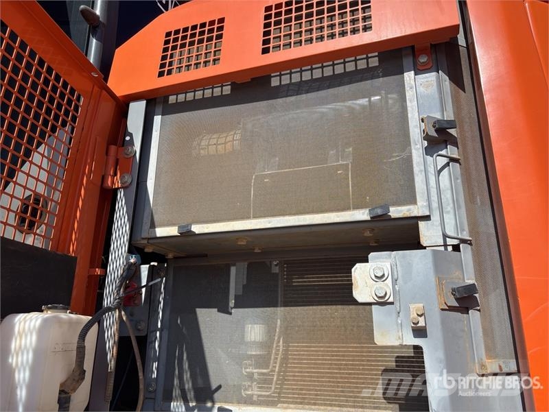 Hitachi ZX225USLC-5 Raupenbagger