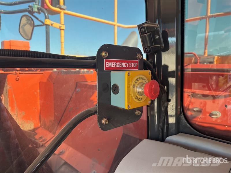 Hitachi ZX225USLC-5 Raupenbagger