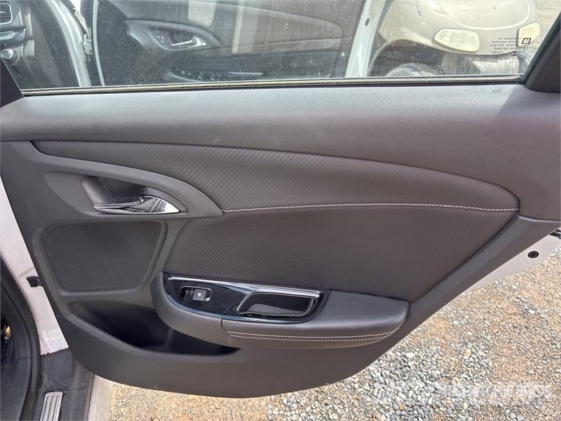 Holden Commodore VF Automobile Легковые автомобили