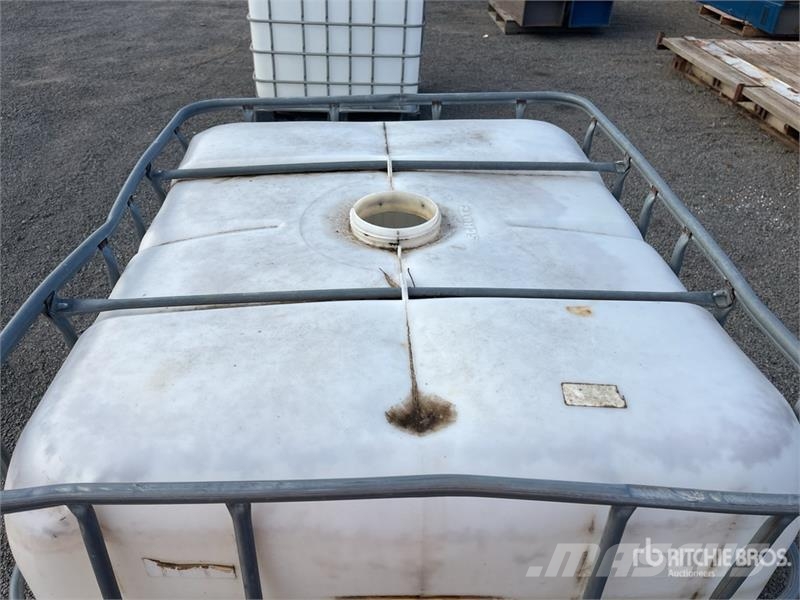 IBC 1000 L Tank Üzemanyag- és adaléktartályok