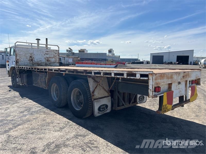 International 6x4 Tilting Flatbed Truck Platós / Ponyvás teherautók