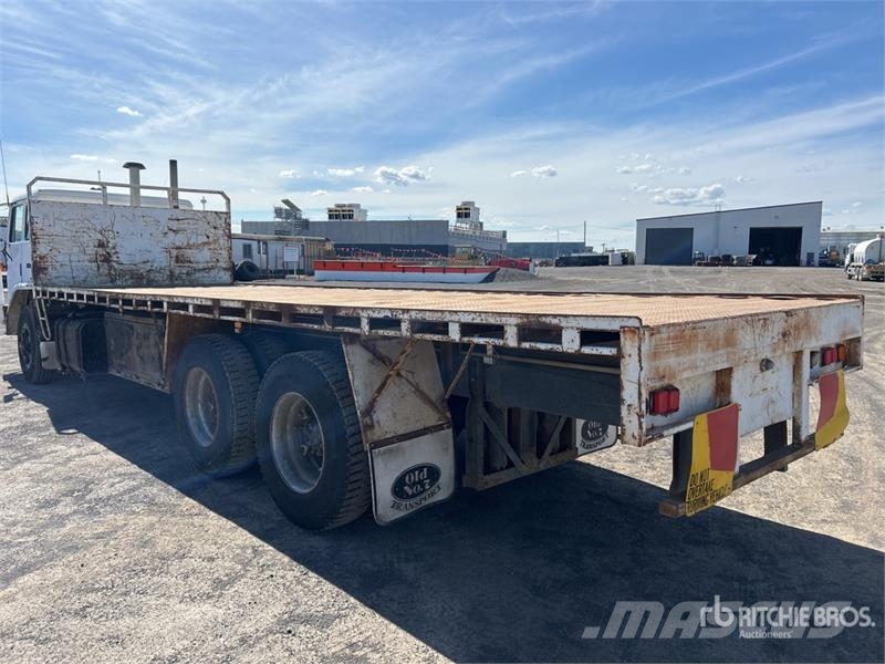 International 6x4 Tilting Flatbed Truck Platós / Ponyvás teherautók