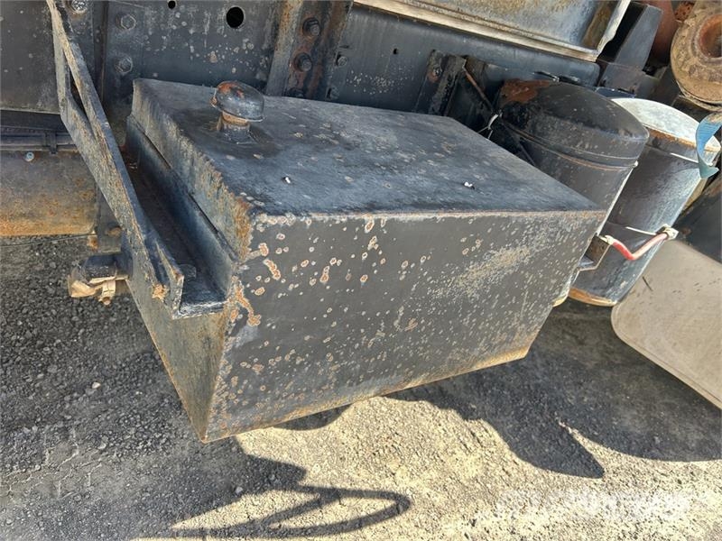 International 6x4 Tilting Flatbed Truck Platós / Ponyvás teherautók