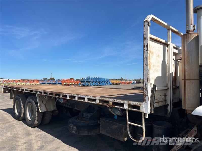 International 6x4 Tilting Flatbed Truck Platós / Ponyvás teherautók