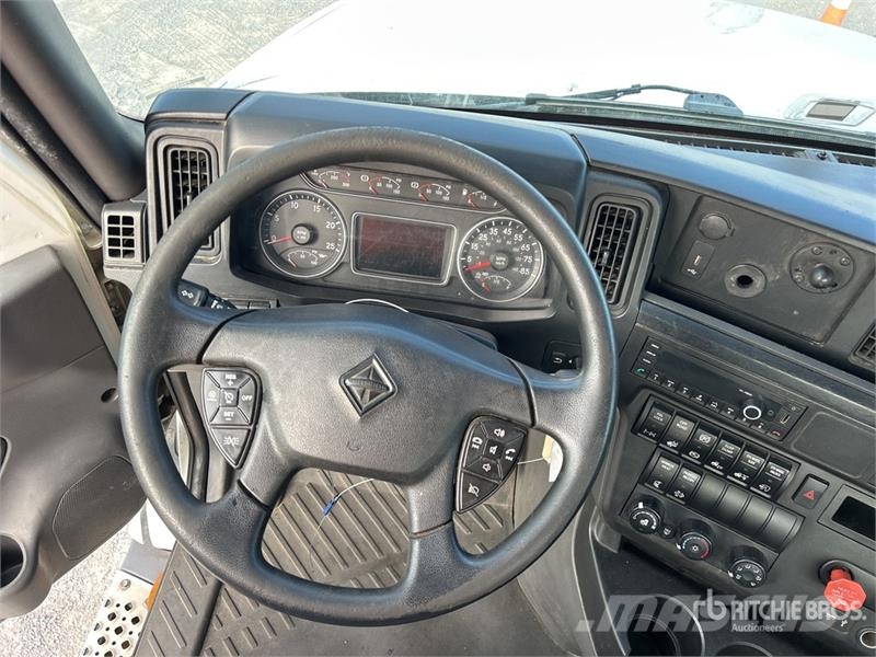 International LT625 6x4 T/A Day Cab Truck Tractor Vlačilci