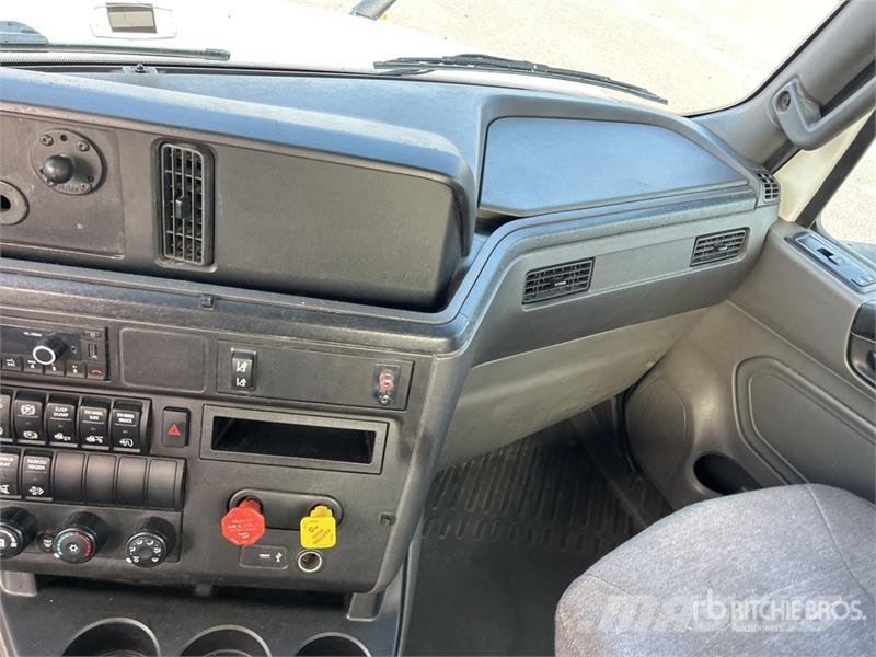 International LT625 6x4 T/A Day Cab Truck Tractor Vlačilci