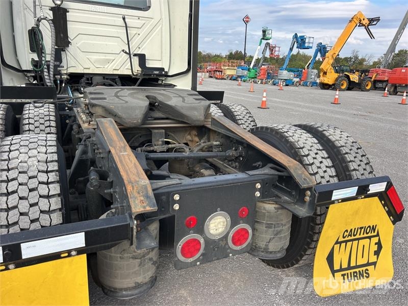International LT625 6x4 T/A Day Cab Truck Tractor Vlačilci