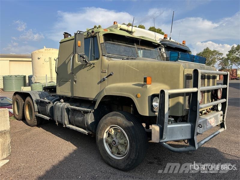 International S-Line 2600 6x4 T/A Sleeper Truck Tractor Nyergesvontatók