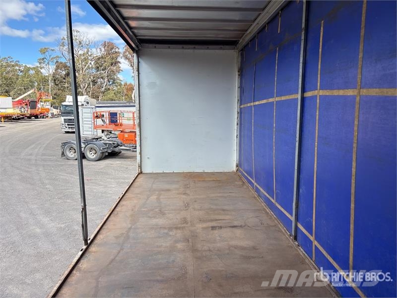 Isuzu CXY 455 6x4 Curtain Side Truck Elhúzható ponyvás