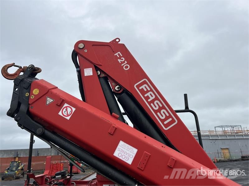 Isuzu FH FXZ 6x4 w/2010 Fassi 9.2 Ton F210 Flatbed Truck Darus teherautók