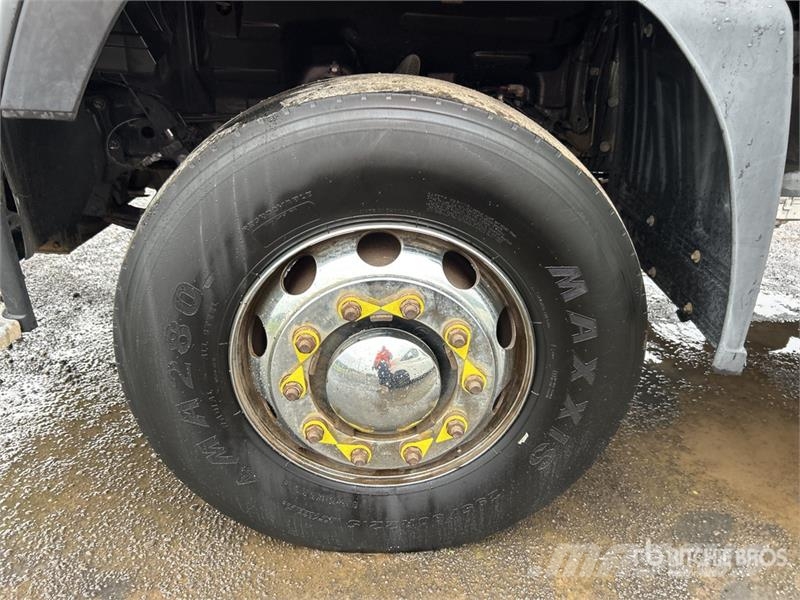 Isuzu FH FXZ 6x4 w/2010 Fassi 9.2 Ton F210 Flatbed Truck Darus teherautók
