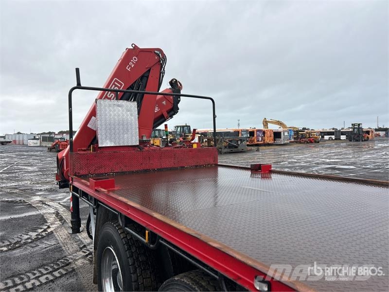 Isuzu FH FXZ 6x4 w/2010 Fassi 9.2 Ton F210 Flatbed Truck Darus teherautók