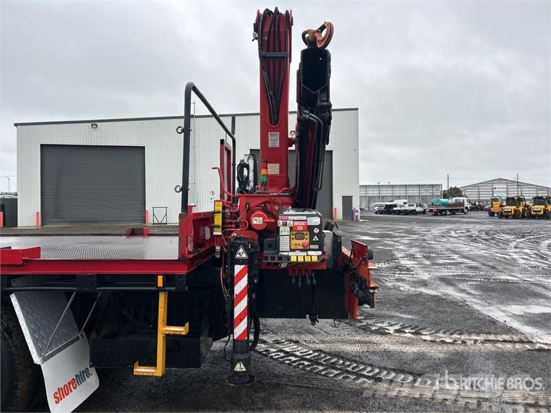Isuzu FH FXZ 6x4 w/2010 Fassi 9.2 Ton F210 Flatbed Truck Darus teherautók