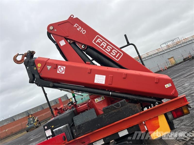 Isuzu FH FXZ 6x4 w/2010 Fassi 9.2 Ton F210 Flatbed Truck Darus teherautók