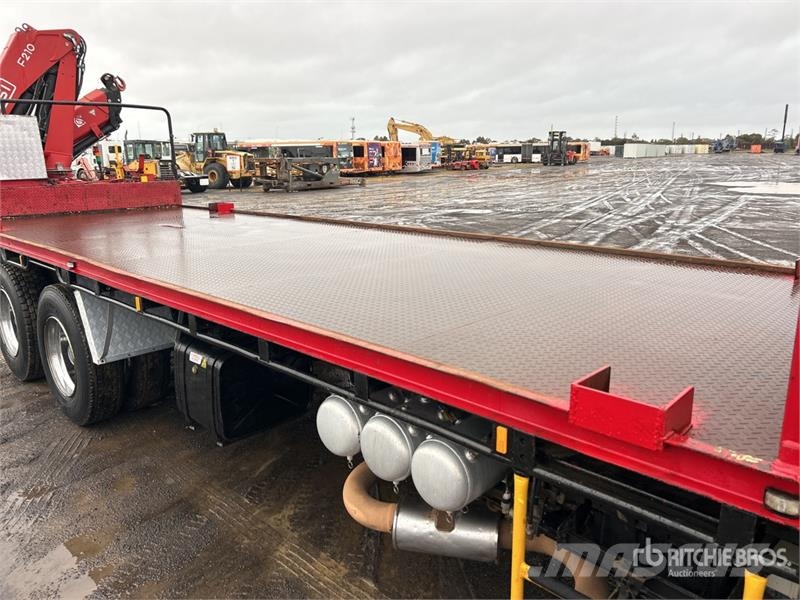 Isuzu FH FXZ 6x4 w/2010 Fassi 9.2 Ton F210 Flatbed Truck Darus teherautók