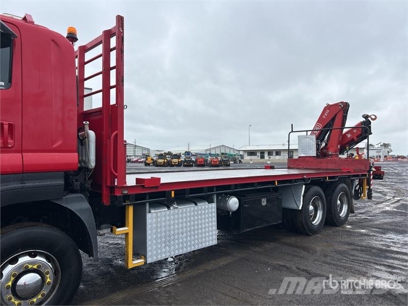 Isuzu FH FXZ 6x4 w/2010 Fassi 9.2 Ton F210 Flatbed Truck Darus teherautók