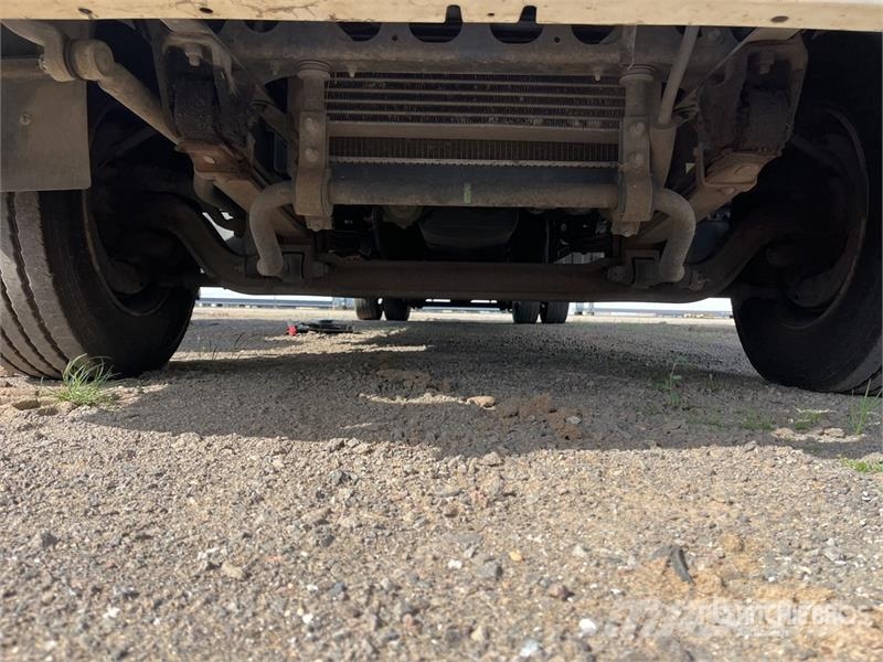 Isuzu FSR850 4x2 Curtain Side Truck Pritsche & Plane