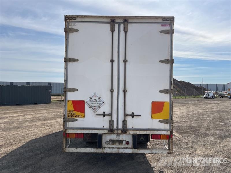 Isuzu FSR850 4x2 Curtain Side Truck Pritsche & Plane