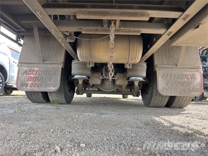 Isuzu FSR850 4x2 Curtain Side Truck Pritsche & Plane