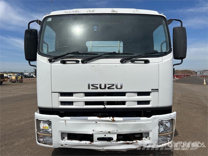 Isuzu FTR 900 4x2 Flatbed Truck شاحنات مسطحة/مفصلية الجوانب