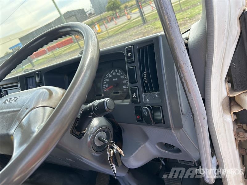 Isuzu FTR 900 4x2 Flatbed Truck شاحنات مسطحة/مفصلية الجوانب