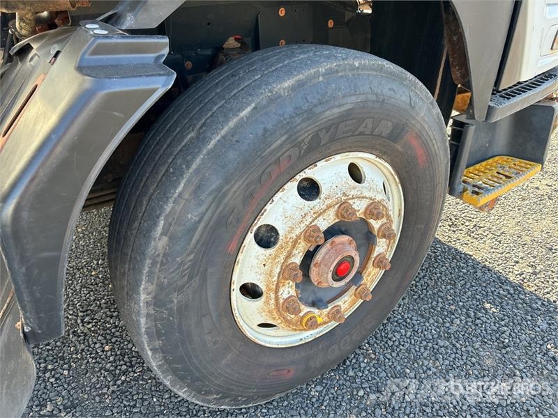 Isuzu FVZ 260-300 6x4 Fuel and Lube Truck Tankwagen