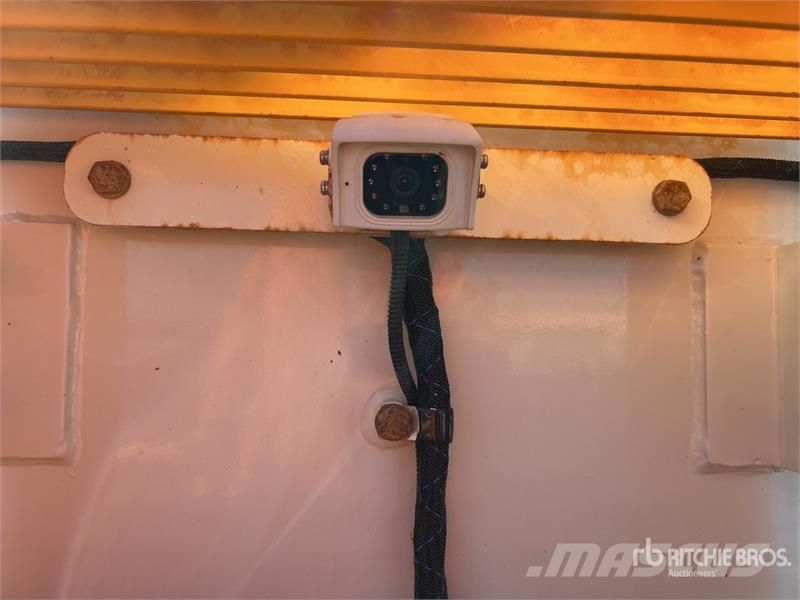 Isuzu FVZ 260-300 6x4 Fuel and Lube Truck Tankwagen