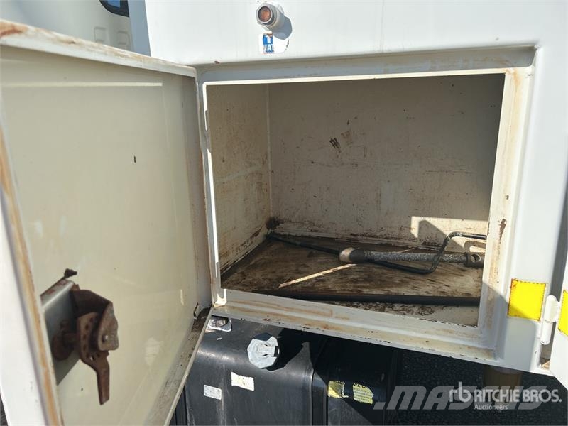 Isuzu FVZ 260-300 6x4 Fuel and Lube Truck Tankwagen
