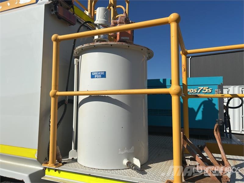 Isuzu FVZ 260-300 6x4 Fuel and Lube Truck Tankwagen