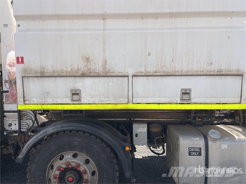 Isuzu FYH 10x4 Fuel and Lube Truck Kamioni cisterne