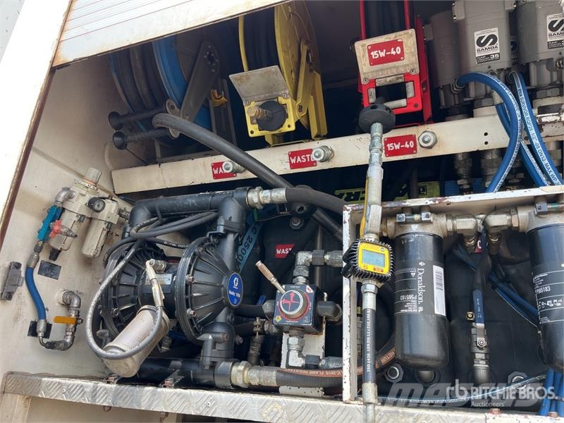 Isuzu FYH 10x4 Fuel and Lube Truck Kamioni cisterne