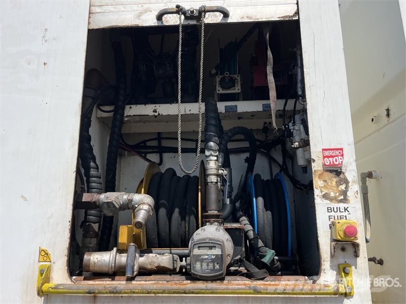 Isuzu FYH 10x4 Fuel and Lube Truck Kamioni cisterne