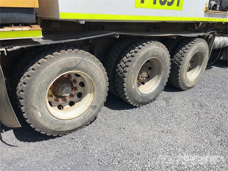 Isuzu FYH 10x4 Fuel and Lube Truck Kamioni cisterne