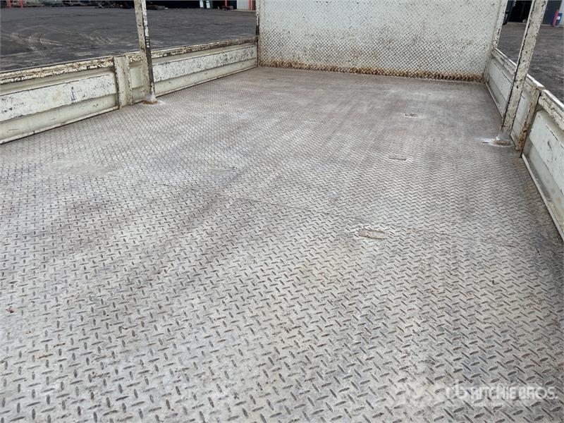 Isuzu NPR Kamioni sa otvorenim sandukom