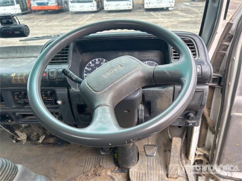 Isuzu NPR Kamioni sa otvorenim sandukom