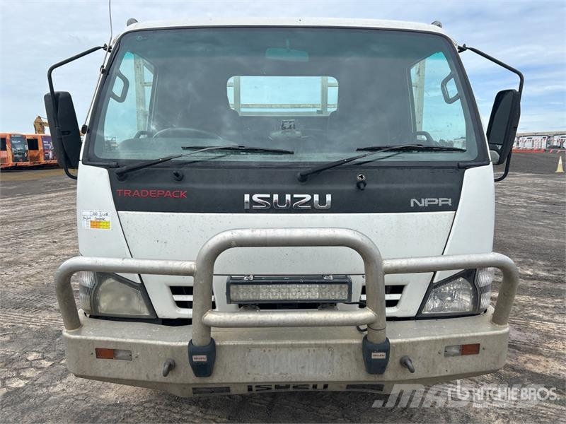 Isuzu NPR Kamioni sa otvorenim sandukom