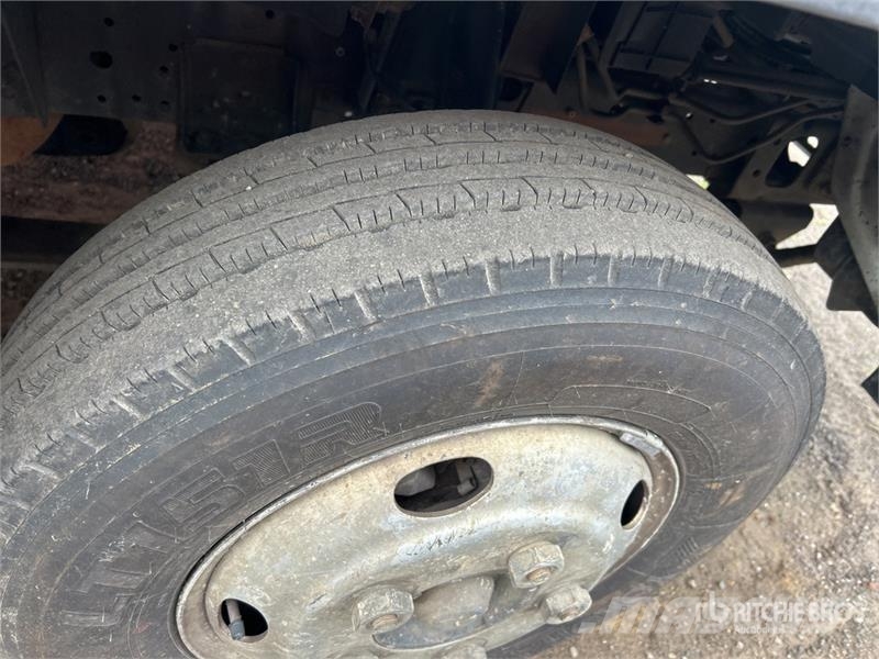 Isuzu NPR Kamioni sa otvorenim sandukom