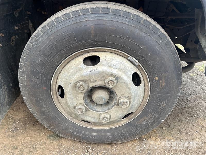 Isuzu NPR Kamioni sa otvorenim sandukom