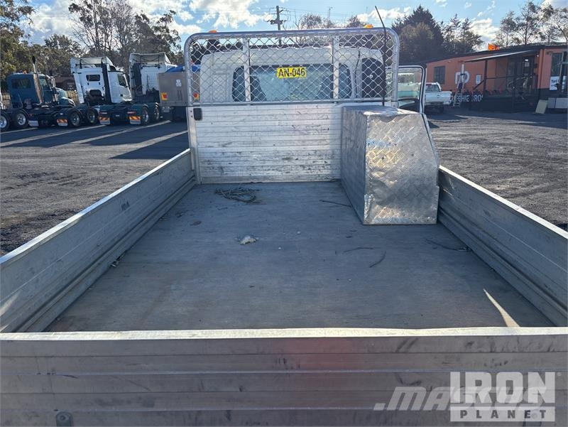 Isuzu NPR 65-190 4x2 Crew Cab Flatbed Truck Platós / Ponyvás teherautók