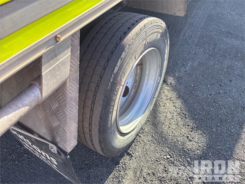 Isuzu NPR 65-190 4x2 Crew Cab Flatbed Truck Platós / Ponyvás teherautók