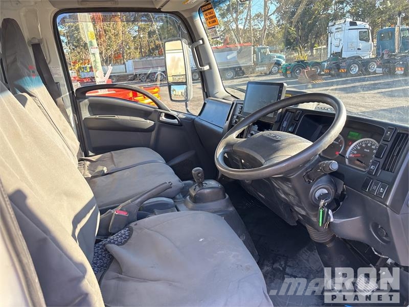 Isuzu NPR 65-190 4x2 Crew Cab Flatbed Truck Platós / Ponyvás teherautók