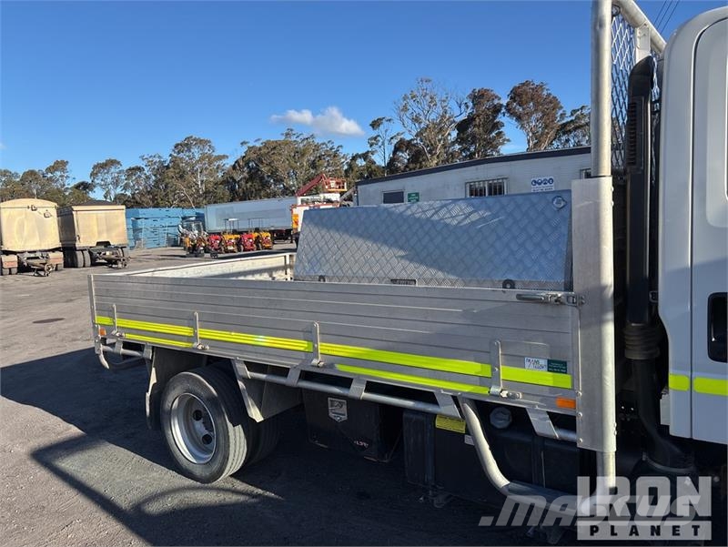 Isuzu NPR 65-190 4x2 Crew Cab Flatbed Truck Platós / Ponyvás teherautók