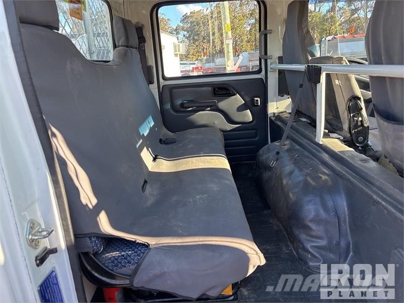 Isuzu NPR 65-190 4x2 Crew Cab Flatbed Truck Platós / Ponyvás teherautók