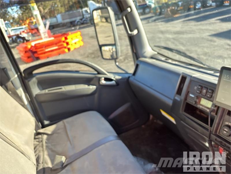 Isuzu NPR 65-190 4x2 Crew Cab Flatbed Truck Platós / Ponyvás teherautók