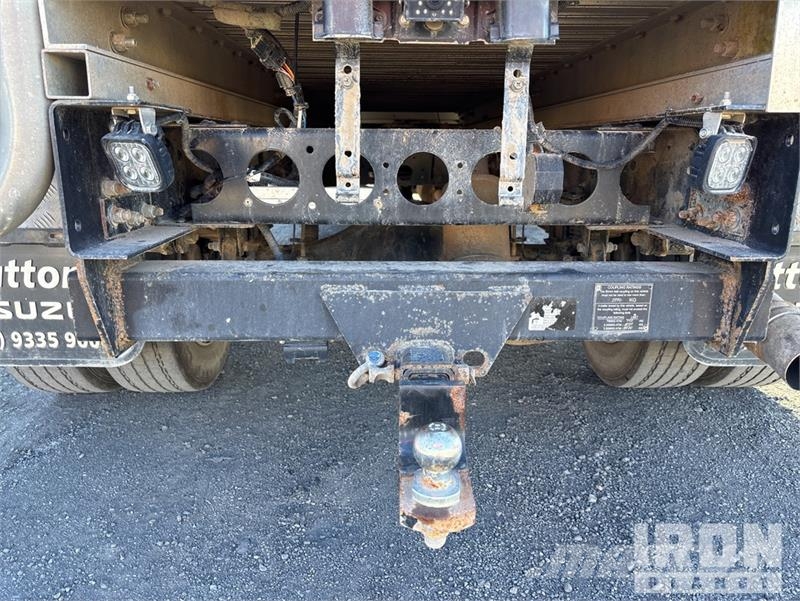 Isuzu NPR 65-190 4x2 Crew Cab Flatbed Truck Platós / Ponyvás teherautók