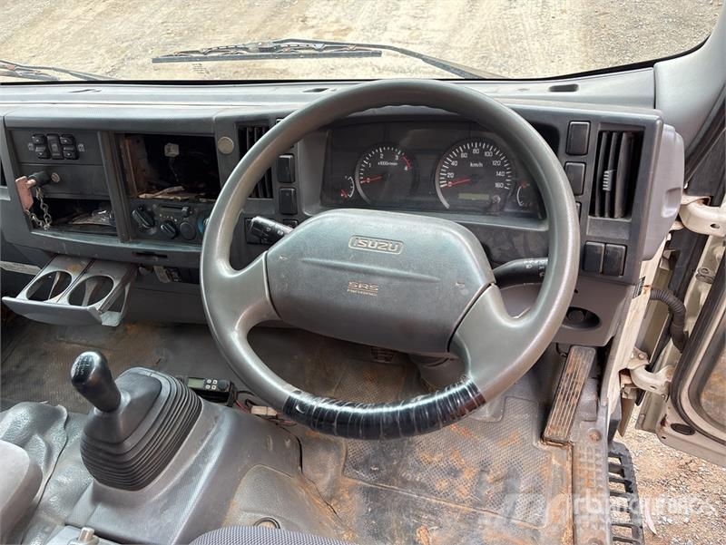 Isuzu NPR300 4x2 Crew Cab Flatbed Truck Flatbed / Dropside trucks