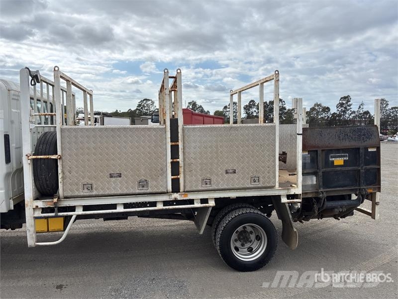 Isuzu NPR300 4x2 Crew Cab Flatbed Truck Flatbed / Dropside trucks